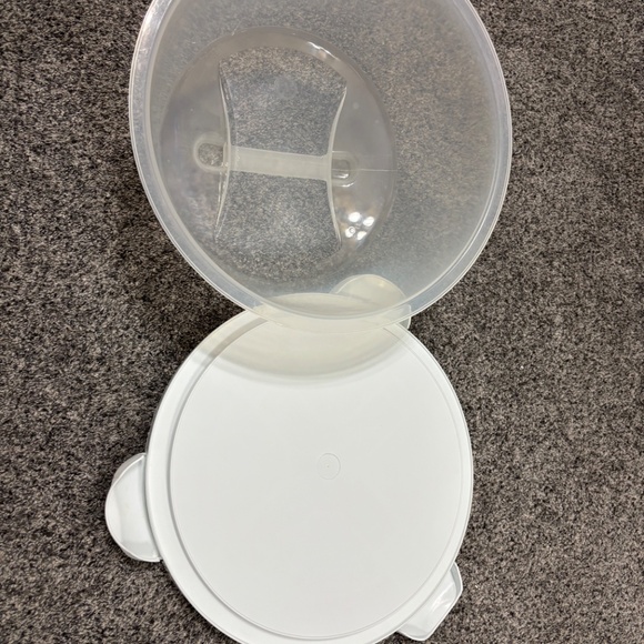 WIlton Cake Carrier and Server with Locking Lid - Picture 2 of 2